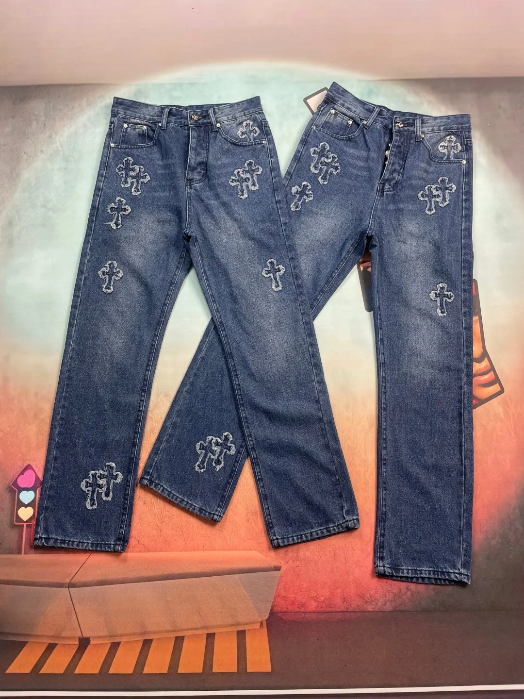 🅿️290 🔘Style No.-KL160 🔘Cro Heart𝐂𝐡𝐫𝐨𝐦𝐞 𝐇𝐞𝐚𝐫𝐭 Denim patch tassel cross jeans* The high-end quality is completely different from the currency on the market! It has been heavily washed, showing a natural worn and aged effect, and is full of retro charm, just like it came from the old fashion era. The customized denim patch cross adopts full right-angle hand-embroidery technology. Every stitch is full of ingenuity. The patch and denim are perfectly integrated, and the cross pattern is three-dimensional and exquisite. The aged silver buckle and the complete set of metal accessories are all custom-made from molds, with superb texture, harmonious color matching, strong durability, and luxurious details. This kind of craftsmanship and quality make it stand out among many jeans. Whether you are going out daily or attending trendy events, wear it and you will be the center of attention! For matching, you can choose a simple white T-shirt for the upper body to highlight the personality of jeans; or pair it with a black leather jacket and Martin boots to create a cool street style. If a couple wears it together, each with a different style of top, it will be the most beautiful scene when going out!  Size: S M L XL XXL (28.30.32.34.36) Color: Blue